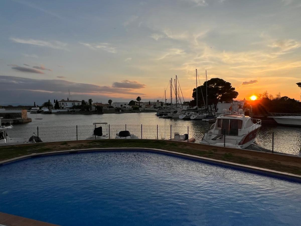 Blau Apartamento Frente A Los Canales Y Las Puestas De Sol De Roses Buitenkant foto